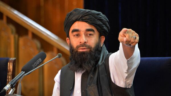 Phát ngôn viên của Taliban* Zabiullah Mujahid trong cuộc họp báo ở Kabul, Afghanistan - Sputnik Việt Nam