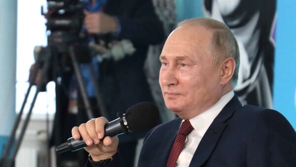 Tổng thống Nga Vladimir Putin gặp gỡ với các em học sinh ở Vladivostok - Sputnik Việt Nam