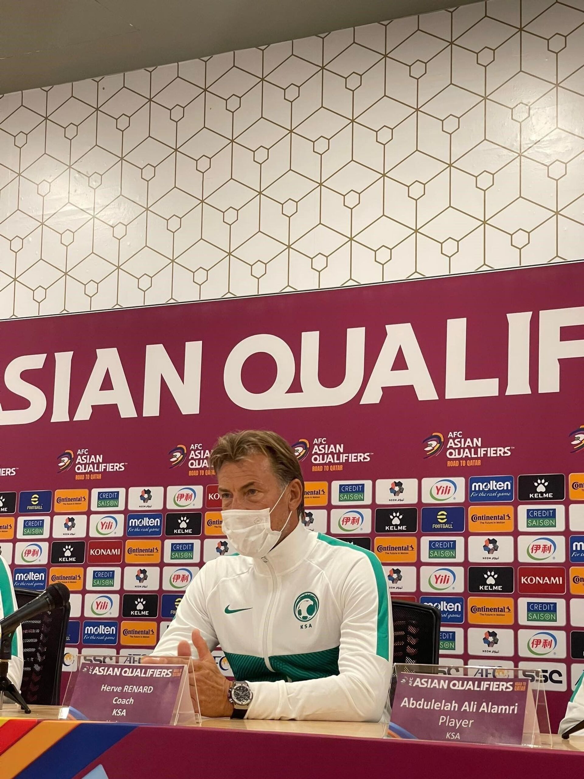 HLV trưởng Herve Renard của Saudi Arabia tại buổi họp báo. - Sputnik Việt Nam, 1920, 05.10.2021