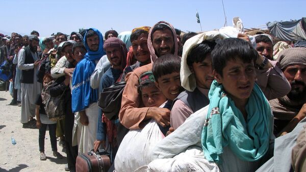Nhóm người trước trạm kiểm soát Cổng Tình bạn ở Chaman, thị trấn biên giới Pakistan-Afghanistan,  Pakistan - Sputnik Việt Nam