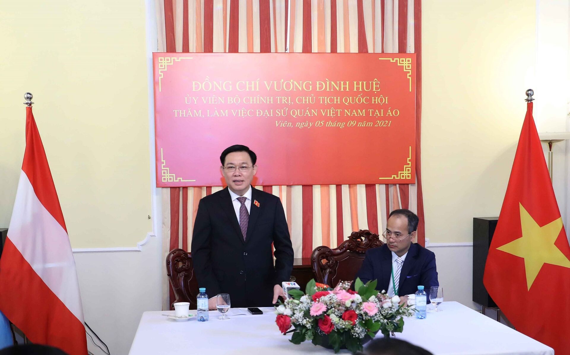 Chủ tịch Quốc hội Vương Đình Huệ thăm Đại sứ quán Việt Nam tại Áo - Sputnik Việt Nam, 1920, 05.10.2021