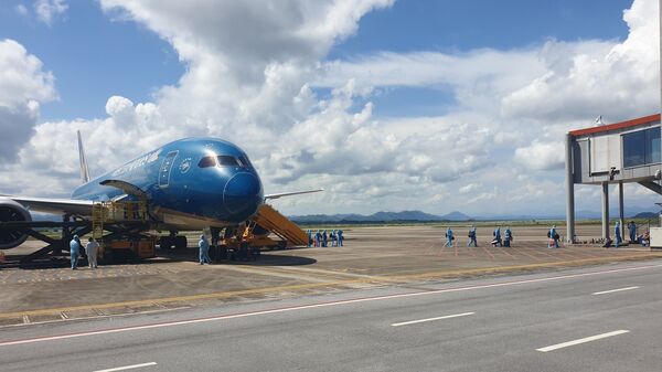 Quảng Ninh: Sân bay Vân Đồn đón chuyến bay đầu tiên thí điểm đón khách có “Hộ chiếu vaccine” - Sputnik Việt Nam