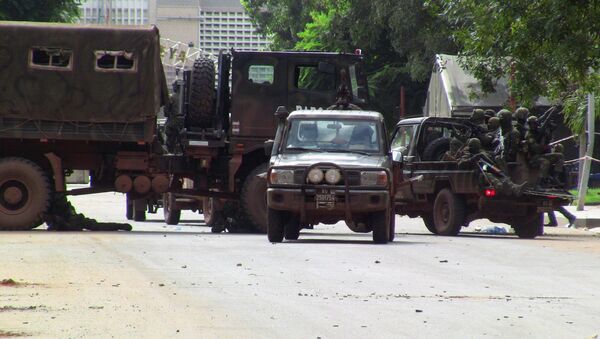 Lực lượng đặc biệt trên một đường phố của Conakry trong khi xảy ra cuộc đảo chính - Sputnik Việt Nam