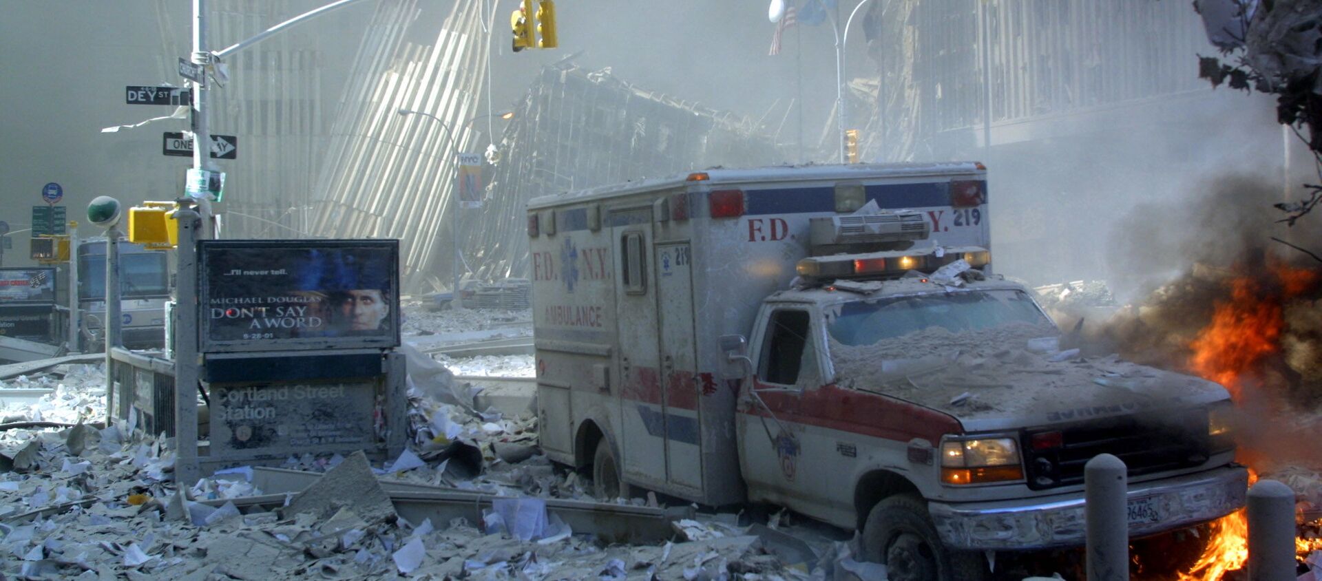 Chiếc xe cứu thương hư hỏng và con phố đổ nát sau khi sụp đổ tòa nhà Trung tâm Thương mại Thế giới ở New York - Sputnik Việt Nam, 1920, 11.09.2021