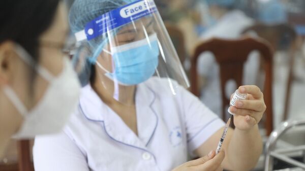 Nhân viên y tế tiêm vaccine phòng COVID-19 cho người dân phường Yên Hoà (Cầu Giấy) ngày 7/9/2021 - Sputnik Việt Nam