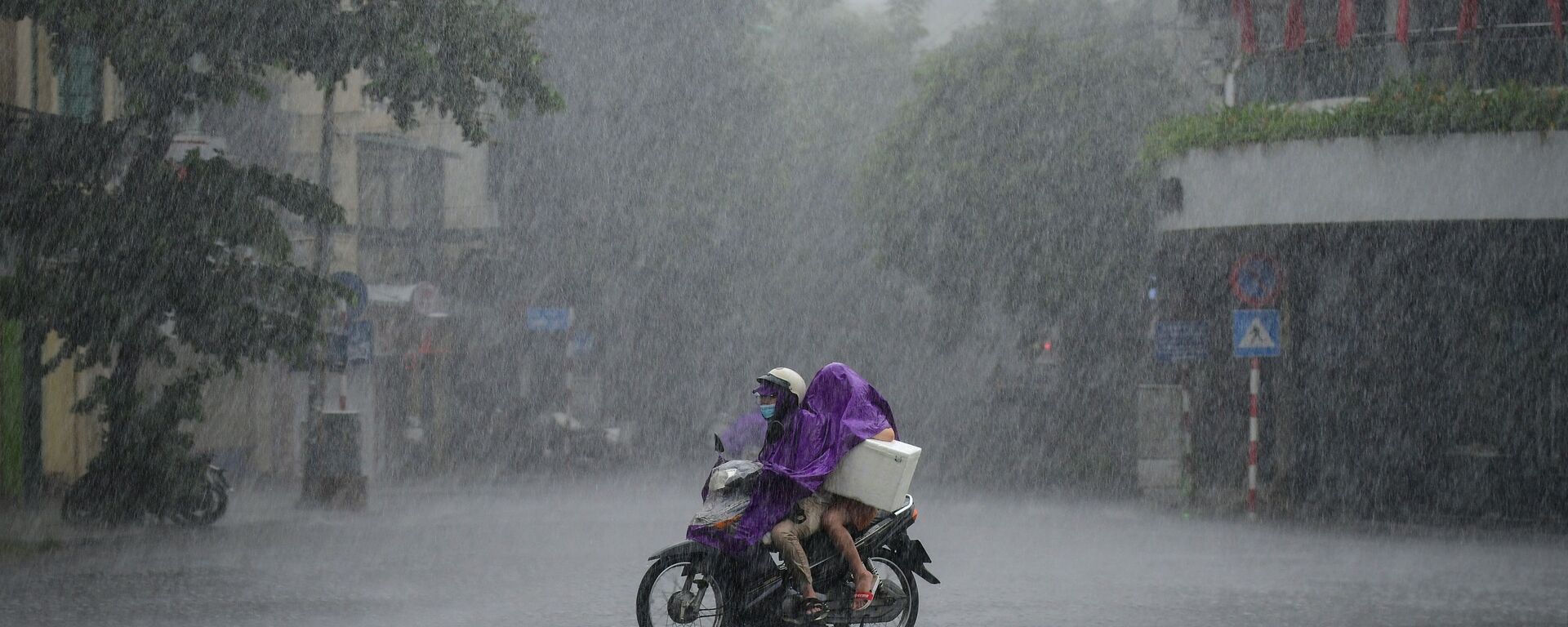 Người dân đi xe tay ga trong cơn mưa tầm tã ở Hà Nội, Việt Nam  - Sputnik Việt Nam, 1920, 12.09.2021