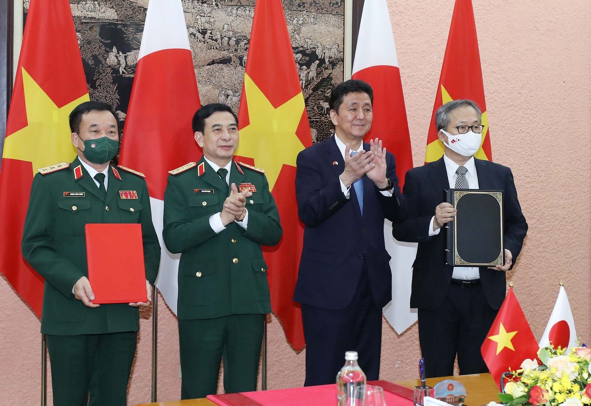 Đại tướng, Bộ trưởng Quốc phòng Phan Văn Giang và Bộ trưởng Quốc phòng Nhật Bản Kishi Nobuo chứng kiến lễ ký hợp tác giữa Bộ quốc phòng hai nước - Sputnik Việt Nam, 1920, 05.10.2021