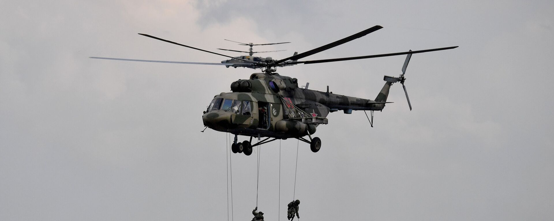 Quân nhân hạ cánh từ trực thăng Mi-8 trong giai đoạn chính của cuộc tập trận Zapad-2021 - Sputnik Việt Nam, 1920, 15.09.2021