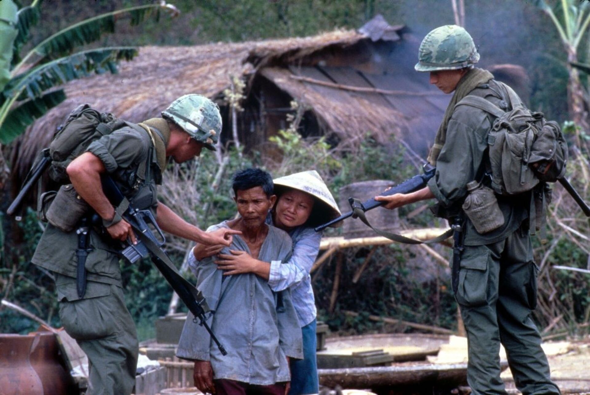 Cảnh trong phim Trung đội của Oliver Stone - Sputnik Việt Nam, 1920, 05.10.2021