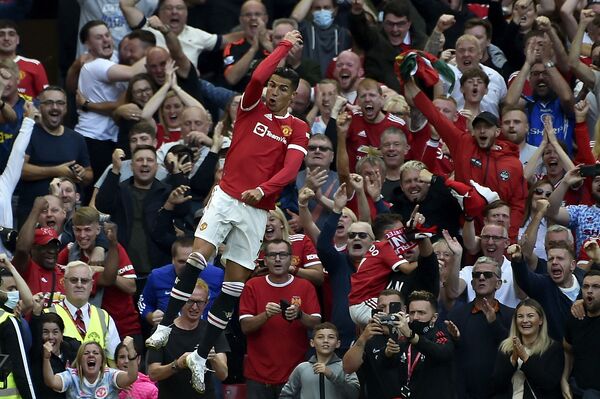 Cristiano Ronaldo mừng bàn thắng ghi được trong trận đấu bóng đá tại Sân vận động Old Trafford ở Manchester, Anh  - Sputnik Việt Nam