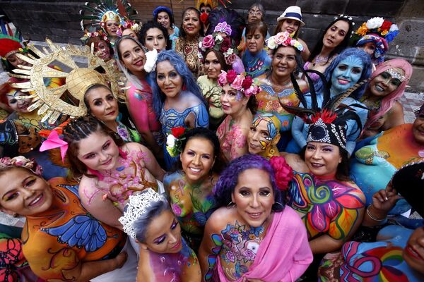 Những người phụ nữ từng bị ung thư vú trong dự án A brushstroke for life ở Guadalajara, Mexico - Sputnik Việt Nam