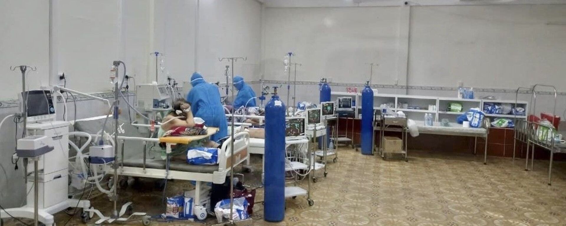 Tại bệnh viện Tân Phú, số lượng bệnh nhân đang điều trị là 220 người. Trong số đó có 151 bệnh nhân nặng cần thở oxy, số còn lại là người có triệu chứng, nhiều bệnh nền cần phải điều trị - Sputnik Việt Nam, 1920, 22.11.2021