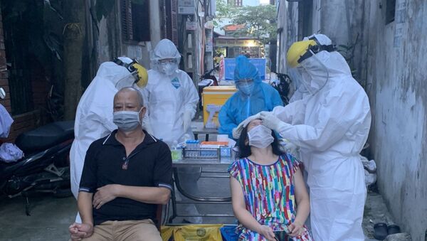 Lực lượng y tế lấy mẫu xét nghiệm những người liên quan đến các ca dương tính ở phường Việt Hưng (quận Long Biên, Hà Nội) - Sputnik Việt Nam