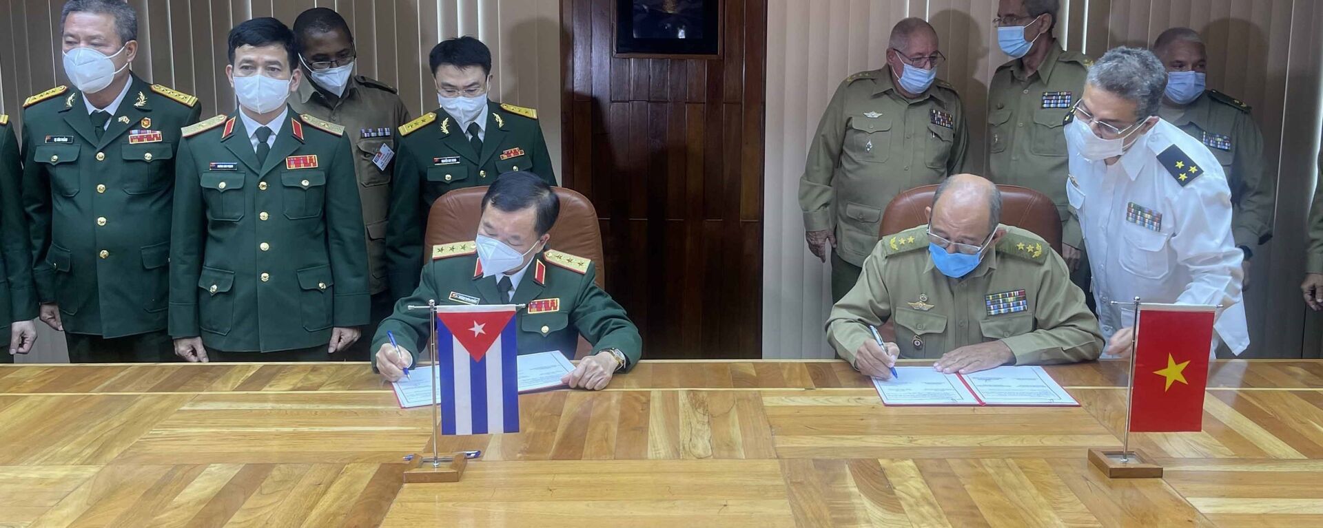Thượng tướng Hoàng Xuân Chiến và Bộ trưởng Bộ các Lực lượng vũ trang cách mạng nước Cộng hòa Cuba ký kết hợp tác - Sputnik Việt Nam, 1920, 20.09.2021