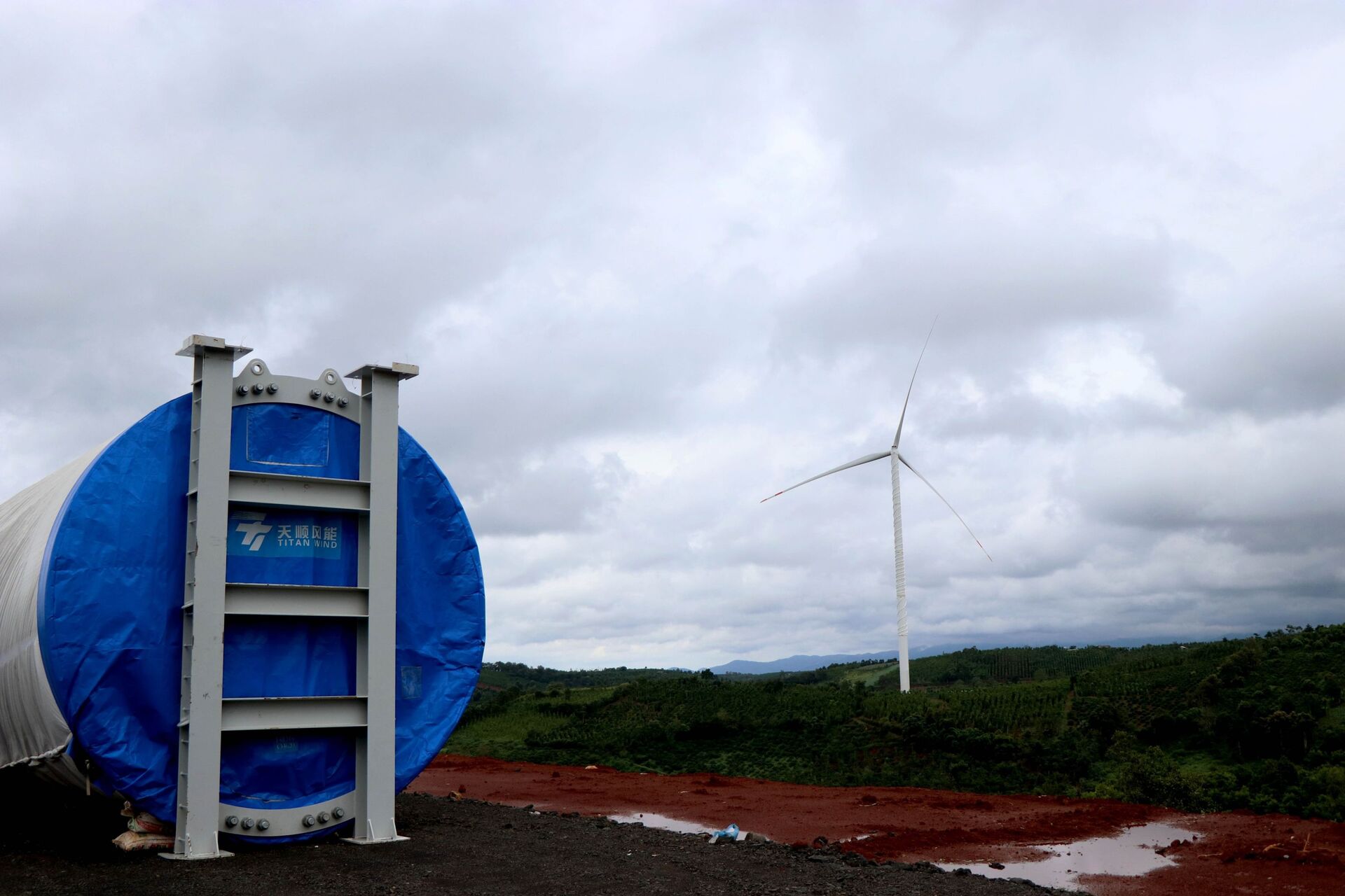 Chủ đầu tư 6 dự án điện gió tại tỉnh Đắk Nông đang đẩy nhanh tiến độ các dự án trong bối cảnh chỉ còn hơn 1 tháng nữa (1/11/2021) là tới hạn định đưa công trình vào vận hành để được hưởng giá điện ưu đãi theo Quyết định số 39/2018/QĐ-TTg, ngày 10/9/2018 của Thủ tướng Chính phủ về cơ chế hỗ trợ phát triển các dự án điện gió tại Việt Nam.  - Sputnik Việt Nam, 1920, 05.10.2021