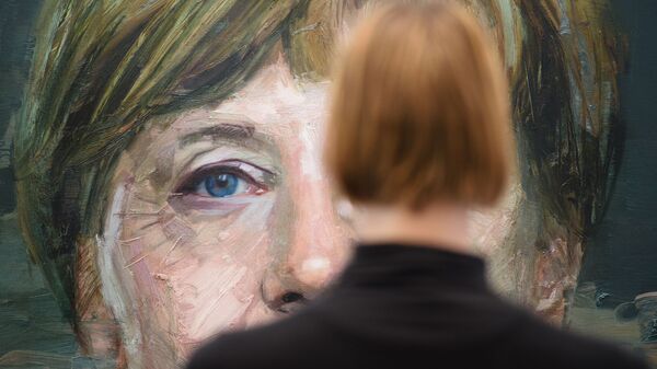 Chân dung bà Angela Merkel do hoạ sĩ Colin Davidson vẽ, tại Hội chợ Nghệ thuật London - Sputnik Việt Nam