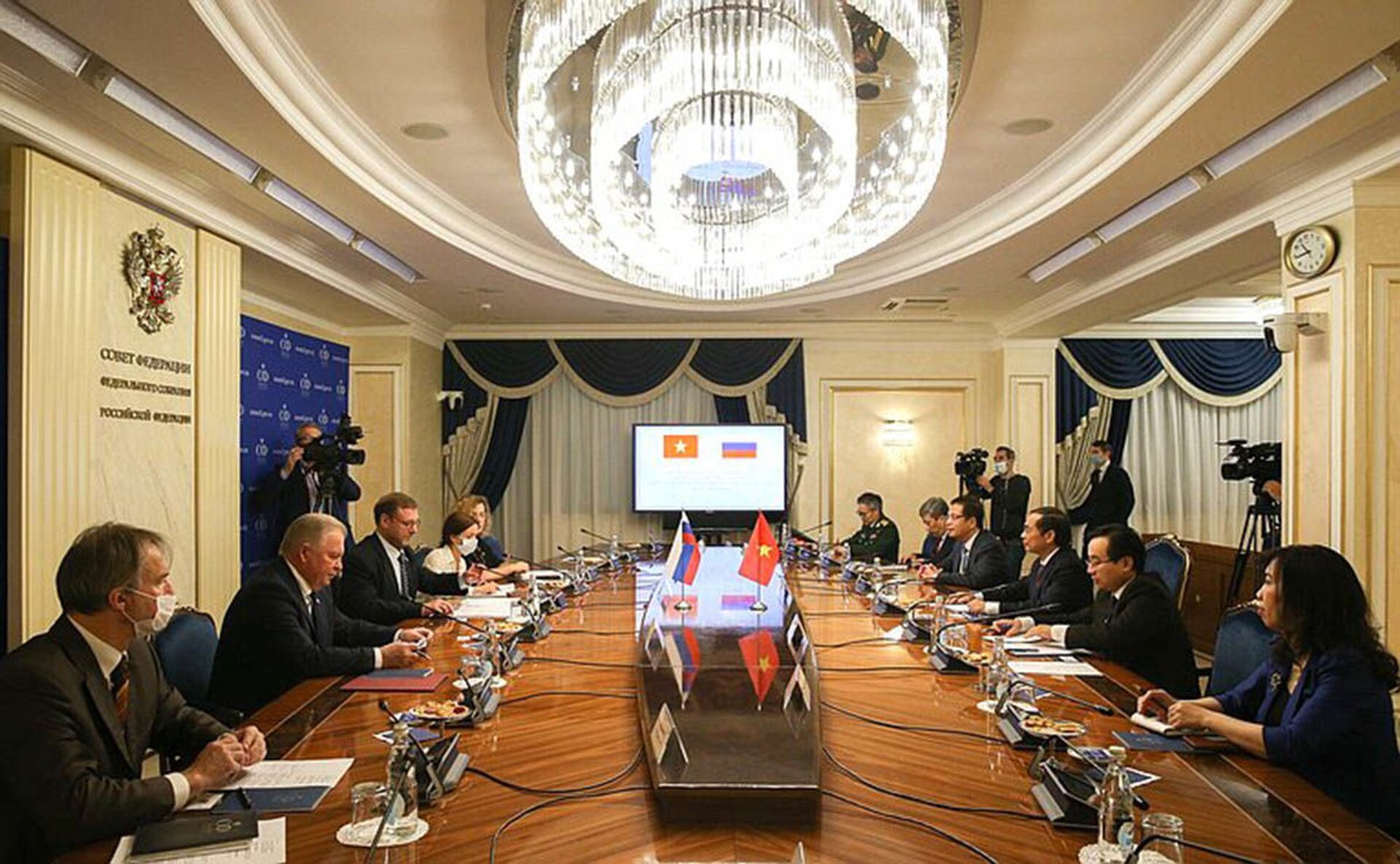 Cuộc gặp giữa Phó Chủ tịch Hội đồng Liên bang (Thương viên Nga) Konstantin Kosachev và Bộ trưởng Bộ Ngoại giao Việt Nam Bùi Thanh Sơn - Sputnik Việt Nam, 1920, 05.10.2021