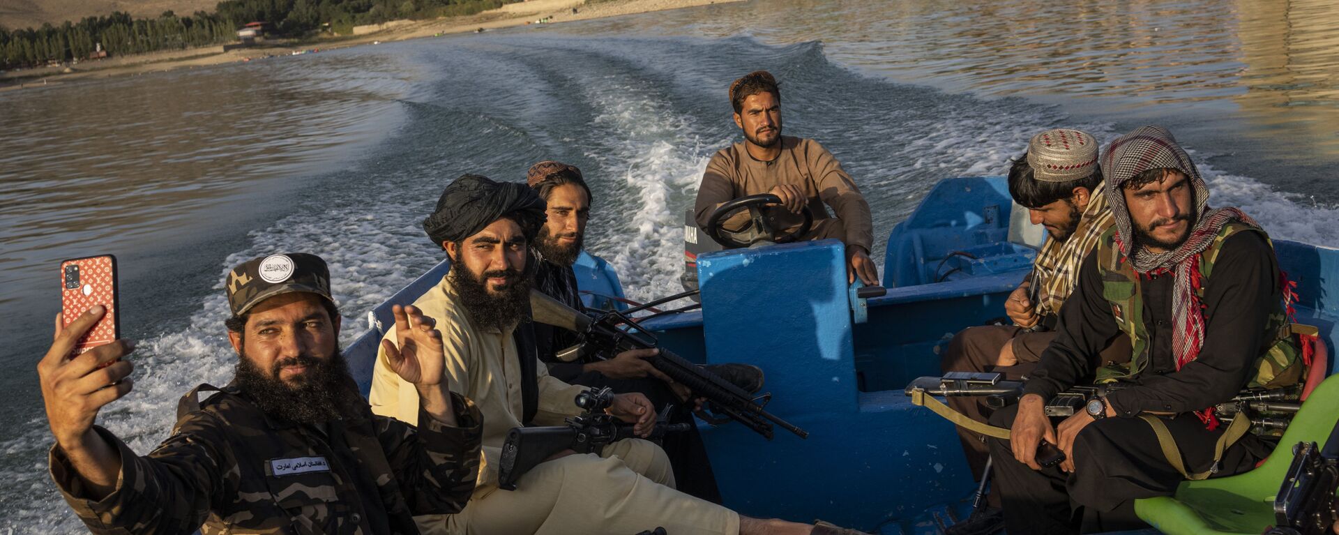 Бойцы Талибана наслаждаются прогулкой на лодке по плотине Карга, Афганистан - Sputnik Việt Nam, 1920, 01.11.2021