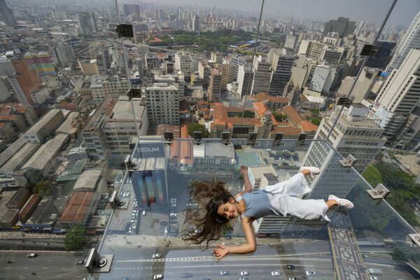Cô gái nằm trên sàn quan sát bằng kính Sampa Sky trong tòa nhà Mirante do Vale ở Sao Paulo, Brazil - Sputnik Việt Nam