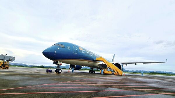 Chuyến bay mang số hiệu VN18 chở 301 hành khách từ Pháp hạ cánh an toàn ngày 23/9 tại sân bay quốc tế Vân Đồn. - Sputnik Việt Nam