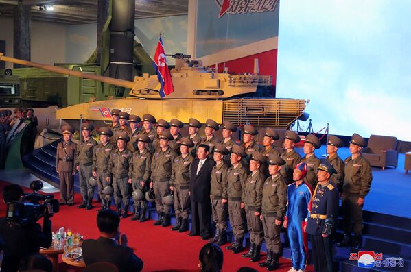 Chủ tịch CHDCND Triều Tiên Kim Jong-un chụp ảnh với đại diện quân đội tại Triển lãm công nghiệp quốc phòng ở Bình Nhưỡng - Sputnik Việt Nam