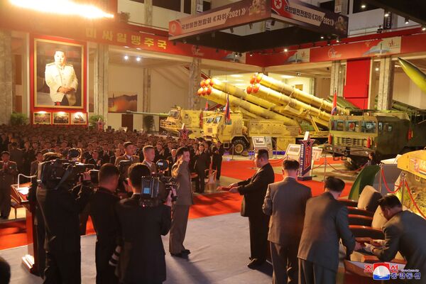 Nhà lãnh đạo CHDCND Triều Tiên Kim Jong-un tại Triển lãm công nghiệp quốc phòng ở Bình Nhưỡng - Sputnik Việt Nam