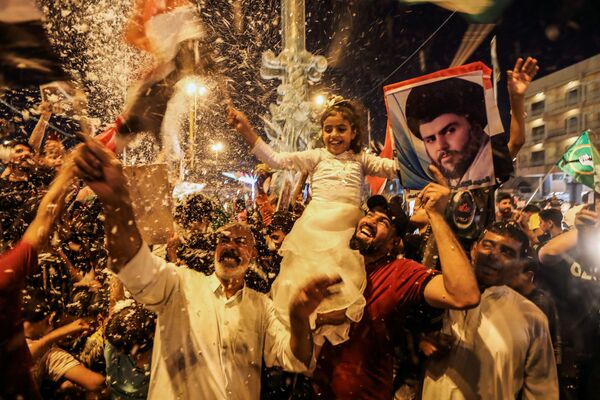 Những người ủng hộ phong trào Sadr vui mừng nghe công bố kết quả sơ bộ của cuộc bầu cử Quốc hội ở Iraq - Sputnik Việt Nam