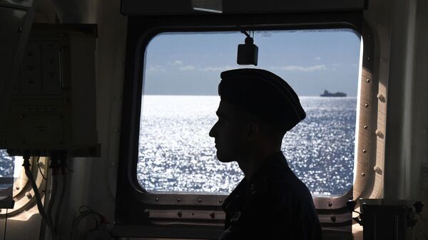Một quân nhân của Hải quân Nga trên tàu hộ tống Gromkiy trong cuộc tập trận chung hải quân Nga-Trung Hợp tác trên biển - 2021 (The Joint Sea 2021) ở Biển Nhật Bản - Sputnik Việt Nam