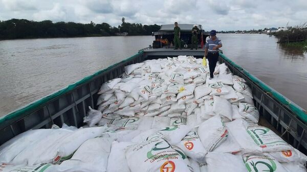Chiếc ghe số hiệu CT-07612 vận chuyển 100 tấn đường cát nhập lậu từ Campuchia về Việt Nam bị công an bắt giữ
 - Sputnik Việt Nam