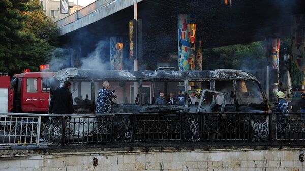 Chiếc xe buýt của quân đội Syria cháy đen do bị đánh bom ở Damascus - Sputnik Việt Nam