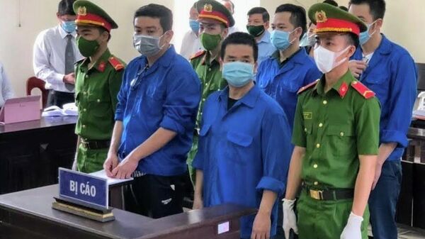 Bị cáo Trương Châu Hữu Danh (thứ hai từ phải sang) tại phiên xử xử. - Sputnik Việt Nam
