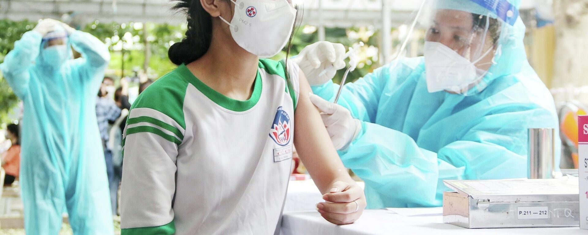 Nhân viên y tế tiêm vaccine ngừa COVID-19 cho học sinh tại huyện Củ Chi (TP. Hồ Chí Minh). - Sputnik Việt Nam, 1920, 27.10.2021