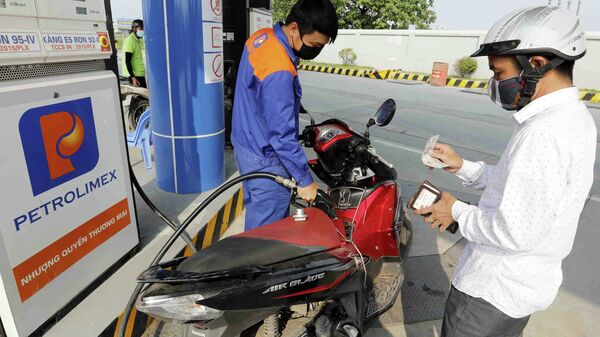 Mua, bán xăng tại cửa hàng bán lẻ xăng, dầu Petrolimex - Sputnik Việt Nam
