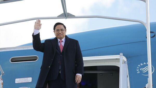 Thủ tướng Phạm Minh Chính đến sân bay Orly ở thủ đô Paris. - Sputnik Việt Nam