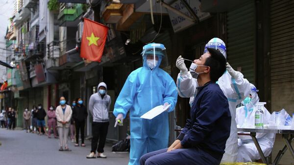 Lực lượng y tế tổ chức lấy mẫu xét nghiệm cho người dân phố Phú Đô, một trong 6 khu vực đang bị phong tỏa. - Sputnik Việt Nam