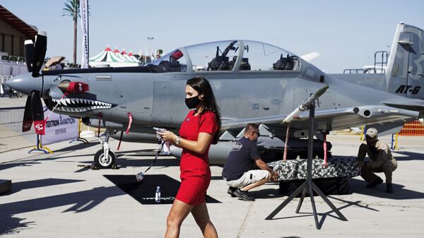 Cô gái đi ngang qua Beechcraft AT-6 Wolverine tại triển lãm hàng không Dubai  - Sputnik Việt Nam