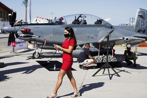 Cô gái đi ngang qua Beechcraft AT-6 Wolverine tại triển lãm hàng không Dubai. - Sputnik Việt Nam
