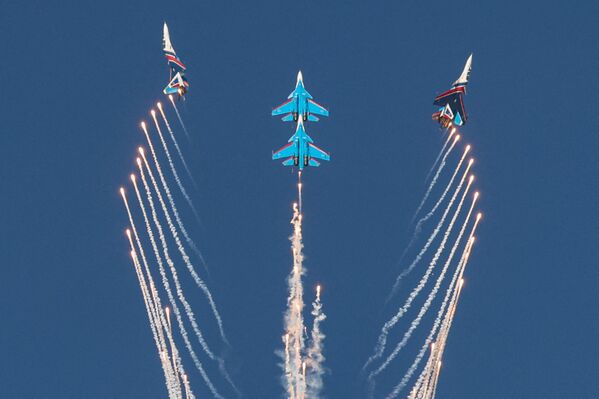Đội phi công thuật lái của Nga &quot;Hiệp sĩ Nga&quot; biểu diễn trong chương trình bay Dubai Airshow 2021 - Sputnik Việt Nam