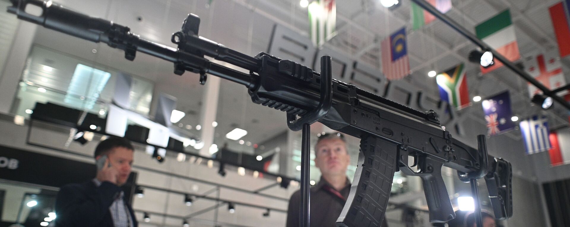 Súng trường tấn công Kalashnikov AK-12 tại triển lãm vũ khí của Diễn đàn kỹ thuật-quân sự quốc tế Army-2021 ở công viên quân sự-yêu nước Patriot ở Kubinka, Moscow. - Sputnik Việt Nam, 1920, 17.11.2021