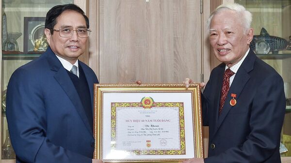 Thủ tướng Phạm Minh Chính trao Huy hiệu 60 năm tuổi Đảng cho nguyên Phó Thủ tướng Vũ Khoan - Sputnik Việt Nam