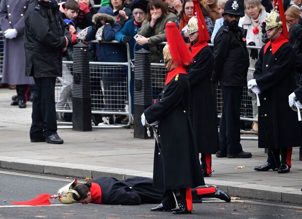 Thành viên kỵ binh hoàng gia nằm trên mặt đất trước lễ Phục sinh tại Cenotaph trên Whitehall, Vương quốc Anh - Sputnik Việt Nam