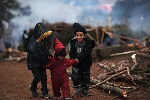 Trẻ em trong trại của những người di cư bất hợp pháp ở biên giới Belarus-Ba Lan - Sputnik Việt Nam