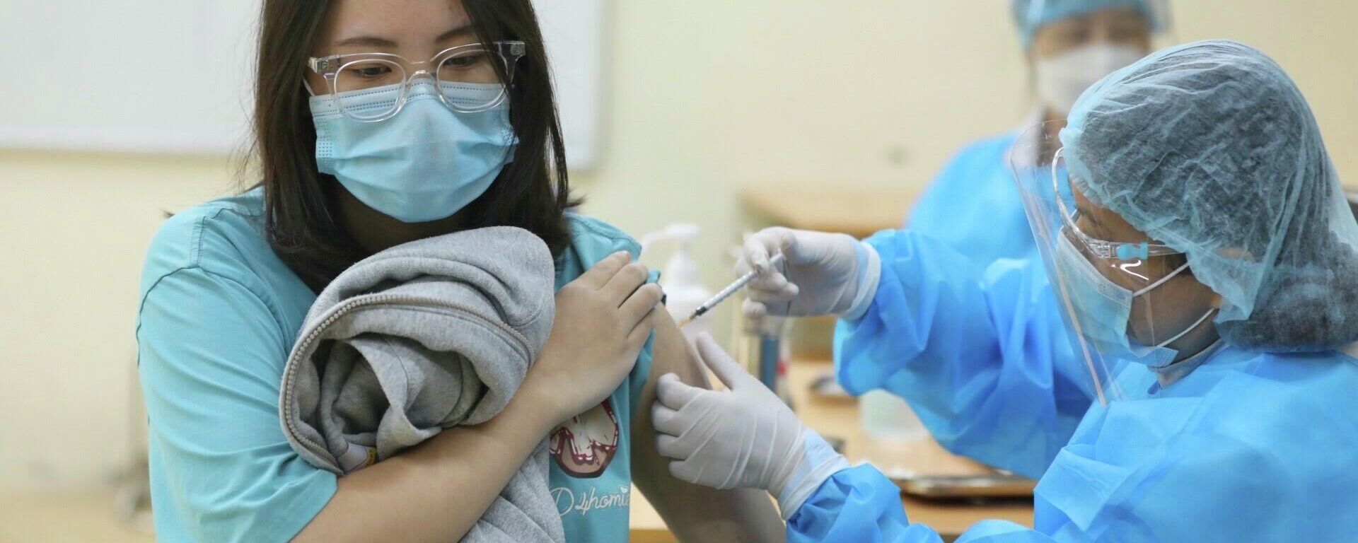 Học sinh THPT Hà Nội bắt đầu được tiêm vaccine phòng COVID-19 - Sputnik Việt Nam, 1920, 29.11.2021