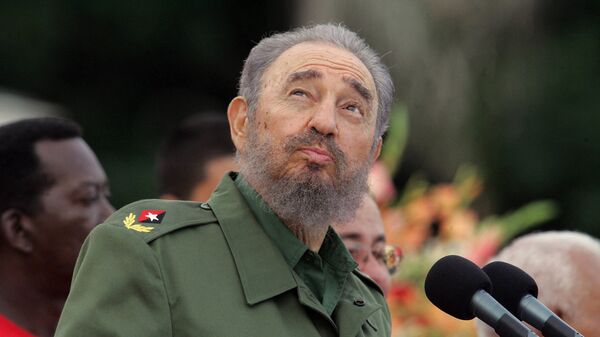 Chủ tịch Cuba Fidel Castro nhìn bầu trời trong thời gian phát biểu ở Bayamo, 2006 - Sputnik Việt Nam