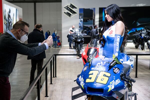 Người mẫu trong buổi giới thiệu xe mô tô Suzuki tại Triển lãm xe hai bánh quốc tế lần thứ 78 ở Milan - Sputnik Việt Nam