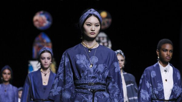 Người mẫu trình diễn bộ sưu tập mới của Dior tại Tuần lễ thời trang Paris - Sputnik Việt Nam