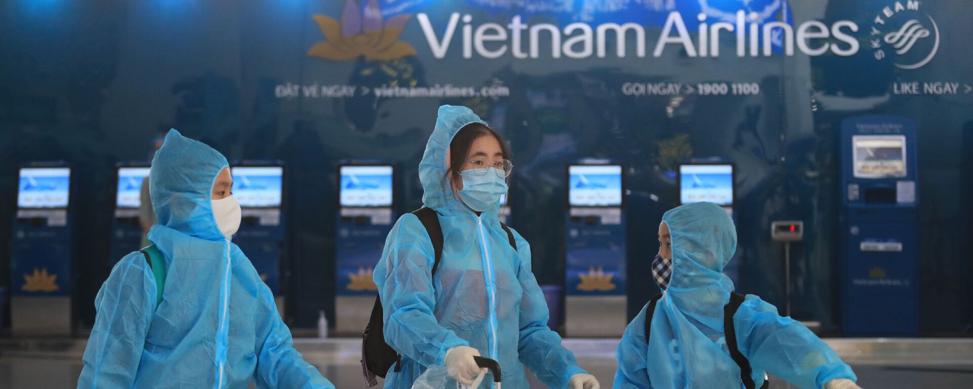 Hành khách mặc đồ bảo hộ tại sân bay Nội Bài, Hà Nội, Việt Nam - Sputnik Việt Nam, 1920, 24.10.2022