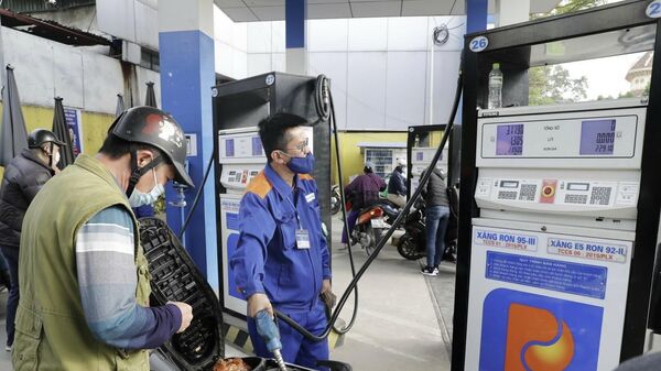 Mua, bán xăng tại cửa hàng kinh doanh xăng, dầu trên phố Trần Quang Khải theo giá niêm yết mới - Sputnik Việt Nam