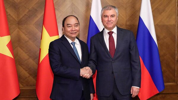 Chủ tịch Duma Quốc gia và Chủ tịch Việt Nam Viacheslav Volodin và Nguyễn Xuân Phúc trong cuộc gặp - Sputnik Việt Nam