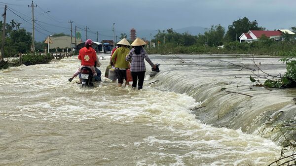 Nhiều tuyến đường tại huyện Tuy Phước vẫn đang bị ngập do nước lũ tràn về - Sputnik Việt Nam